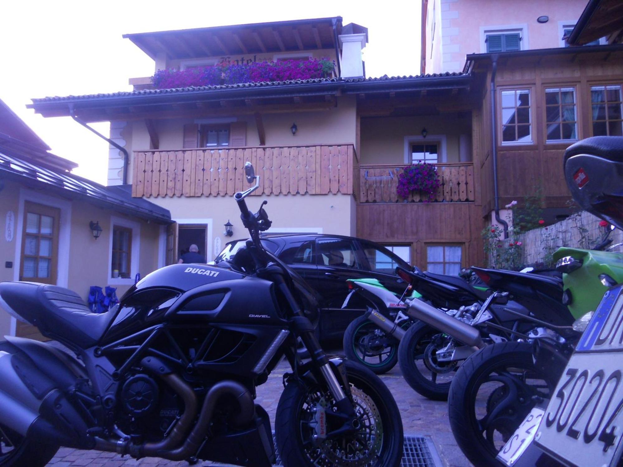 Hotel Garni Salvanel 卡瓦莱塞 外观 照片